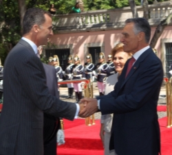 Sus Majestades los Reyes son recibidos a su llegada al Palacio de Belem por Sus Excelencias el Presidente de la República Portuguesa y su esposa